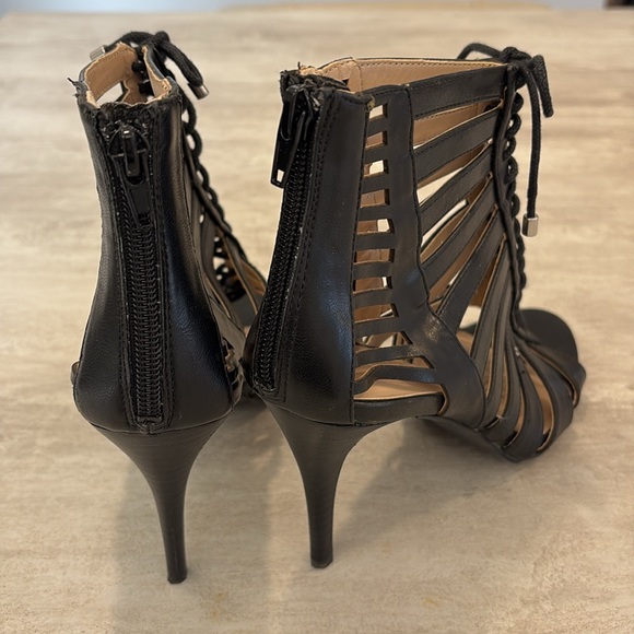Nine West. Excellent condition. Smoke free home. Zip on heel and lace up tie - Picture 2 of 6